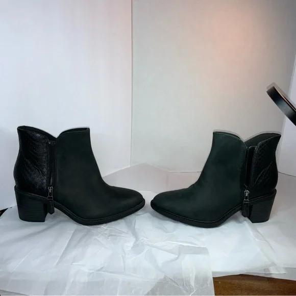 Clarks Linnae Way Black Ankle leather Boots Size 8.5
New without the box - Picture 15 of 16